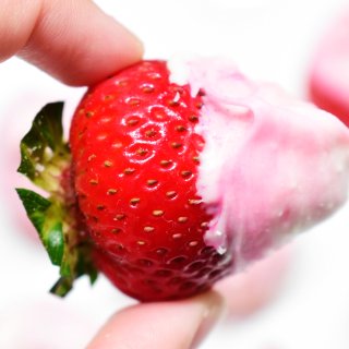 粉色开启春假第一天——粉巧克力裹草莓🍓...
