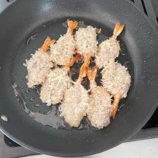 香酥可口的椰丝黄金炸虾，在家也能做...