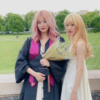 朋友的毕业典礼,她先染了紫色/粉色,我等了一段时间,这是开始的长度