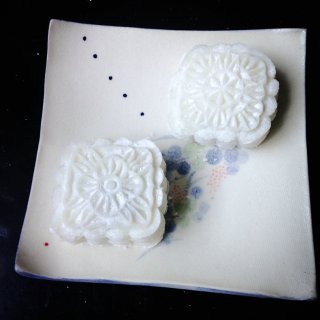 手工陶瓷盘,奶香冰皮月饼
