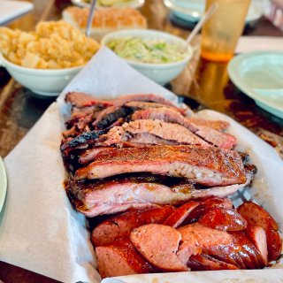 狂野牛仔大口吃肉：德州奥斯汀的古老烧烤店...