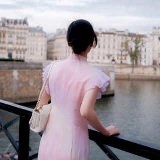 在巴黎的街头穿旗袍...