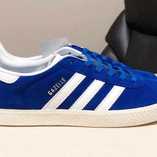 再来一双Adidas鞋...