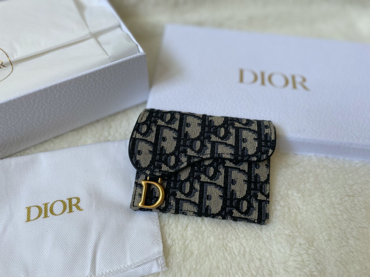 Dior老花卡包可以装什么？...