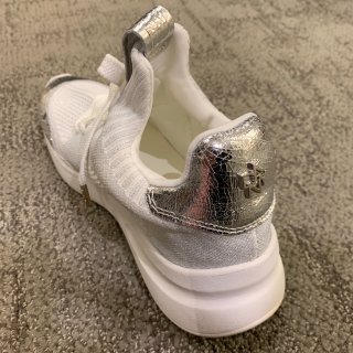 梅西百货的DKNY小白鞋...