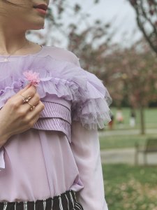 【时尚 | 穿搭】谁穿谁温柔的紫色花朵上衣！