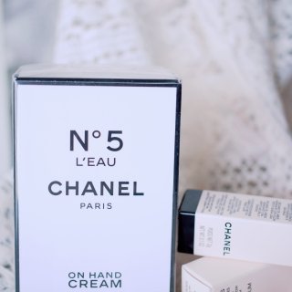 Chanel 唇膏和护手霜，黑白配一脸...