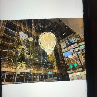 终于去看了哈德逊广场的热气球灯饰。果然财...
