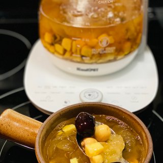 养生壶食谱系列：暖胃的银耳莲子红枣糖水...