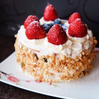 【日式草莓蛋糕，粉嫩地锁住大棚草莓的鲜美...