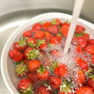 摘草莓的时候 可以不洗吃几颗吗？...
