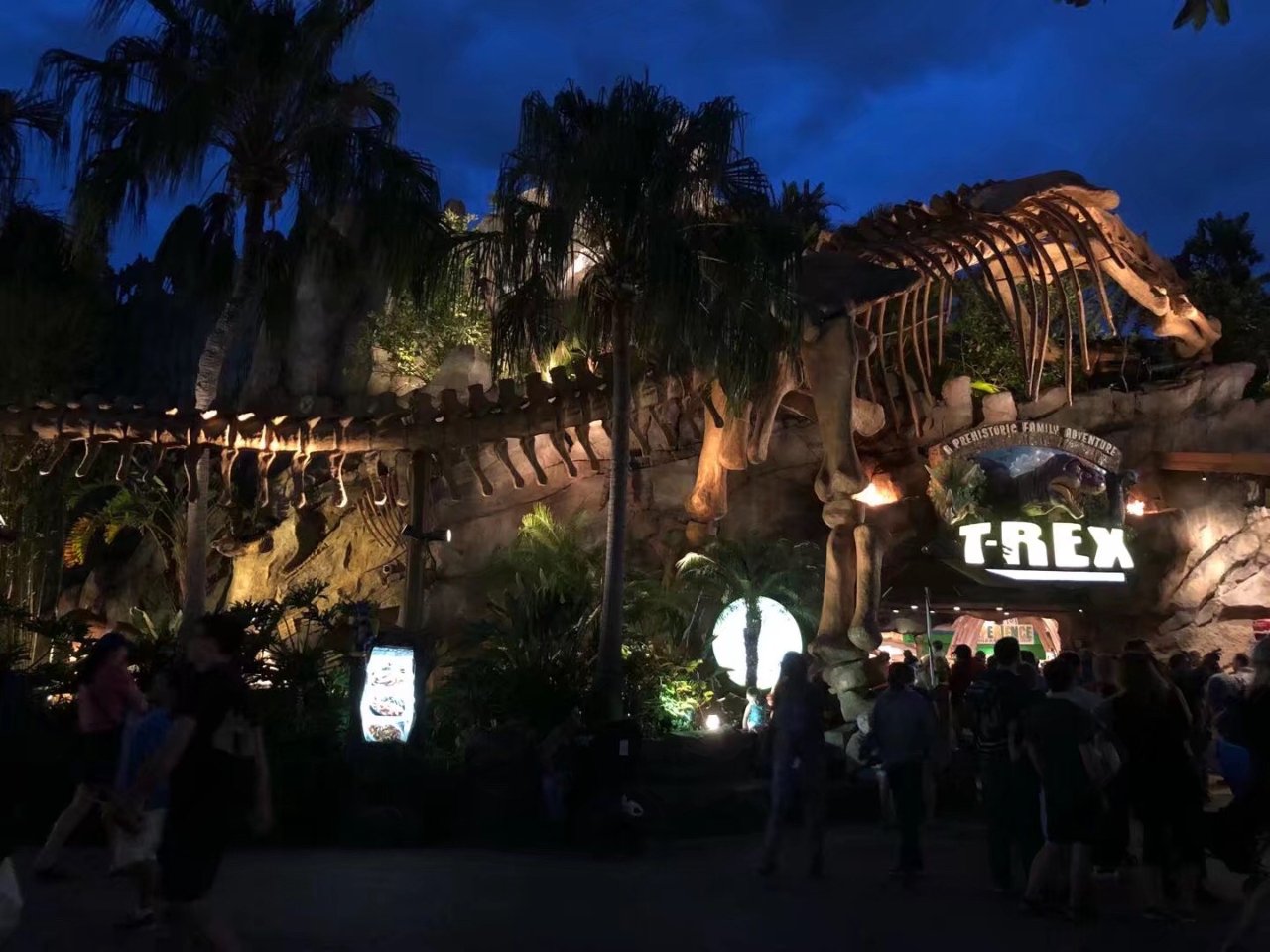 迪士尼乐园的T-Rex餐厅...
