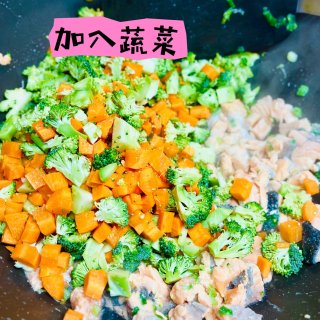 少油低盐低脂健康😋三文鱼蔬菜炒饭...