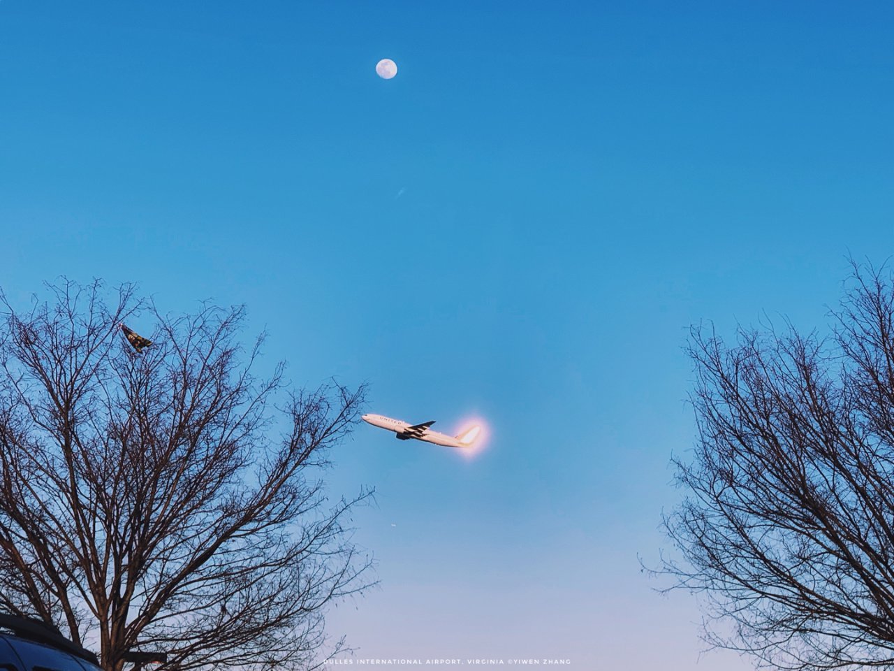 夕阳🌇+飞机✈️+圆月🌕：后悔没带相机😂...