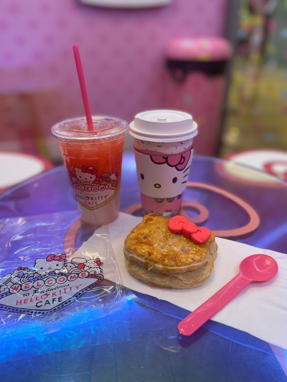 超可爱Hello Kitty cafe...