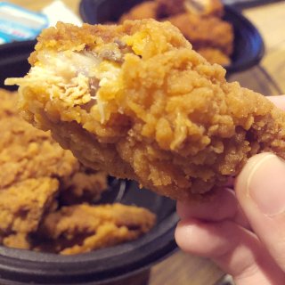 KFC新品炸鸡翅尝鲜😋...