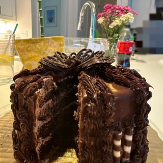 六月最后一天以超级巧克力蛋糕庆祝我们平安...
