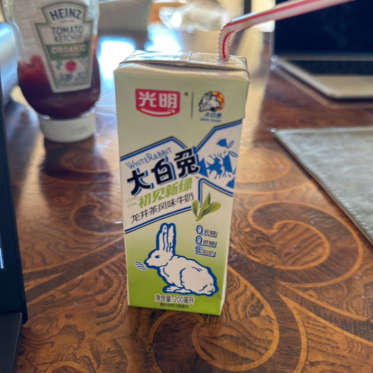 第一次尝大白兔龙井茶牛奶～...