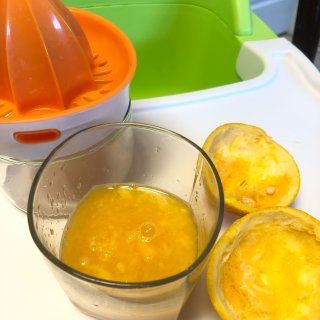 给小孩子来杯现搾柑橘汁饮料🍊...
