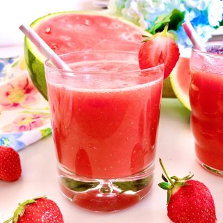 清凉夏日需要一杯西瓜草莓汁来开启...