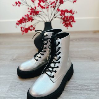 【Zara战利品】这款靴子感觉可以上太空...