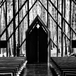 森林里的玻璃教堂：黑白有时候比彩色更有冲...