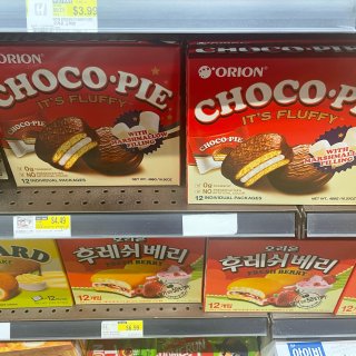 晒在韩亚龙HMart买的零食巧克力夹心蛋...