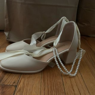 漂亮但是无用的珍珠蝴蝶结高跟鞋...
