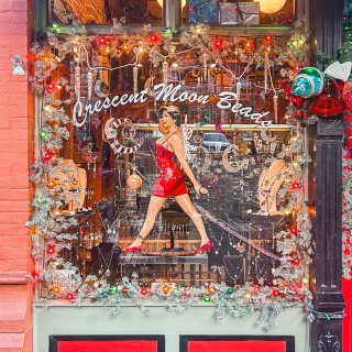 美国历史温泉古镇的圣诞橱窗真美呀...