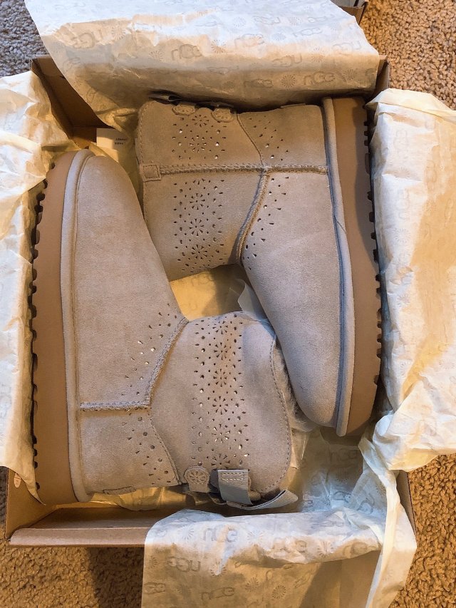 夏天打折适合官网入的UGG，加了瓶...