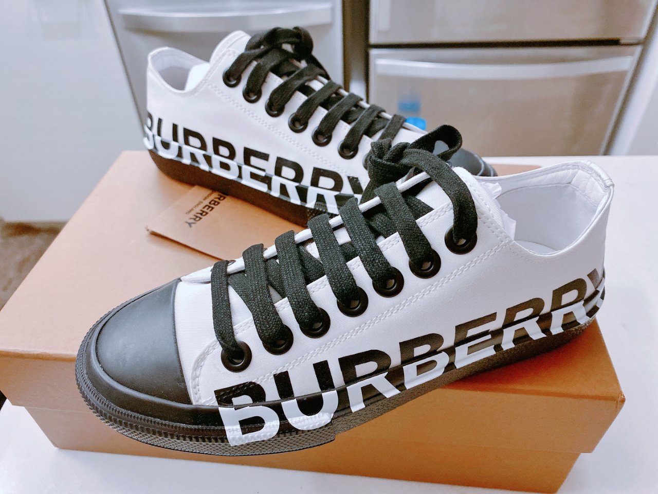 Burberry 大logo运动鞋...