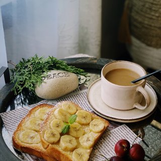今日份的早餐 ｜香蕉烤吐司➕一杯热奶茶...