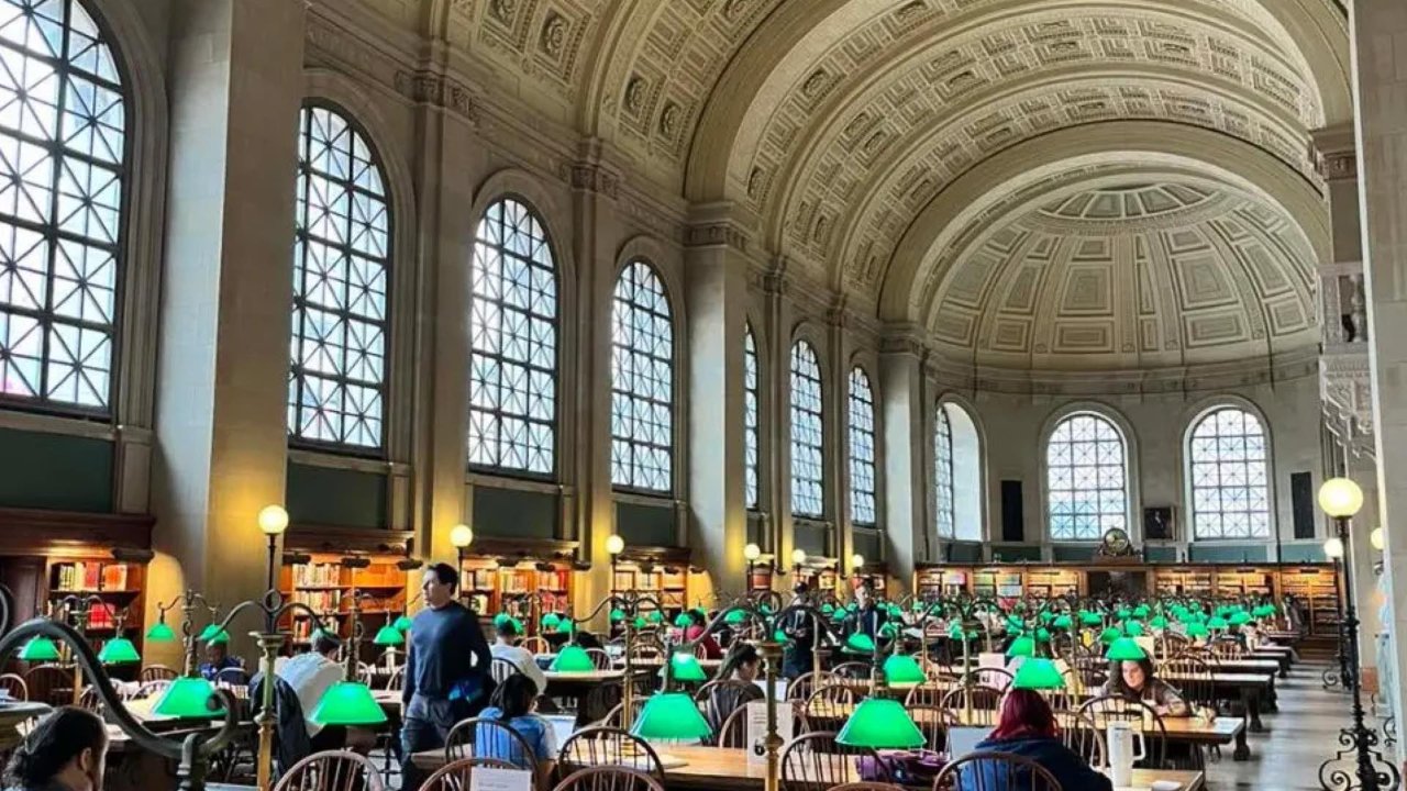 波士顿图书馆最华丽的公众阅览室
