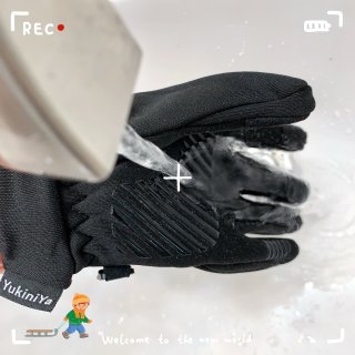 滑雪2寶，保暖手套跟雪靴必不可少...