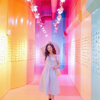 适合拍照的彩色走廊,紫色泡泡袖连衣裙,Kate Spade 凯特·丝蓓