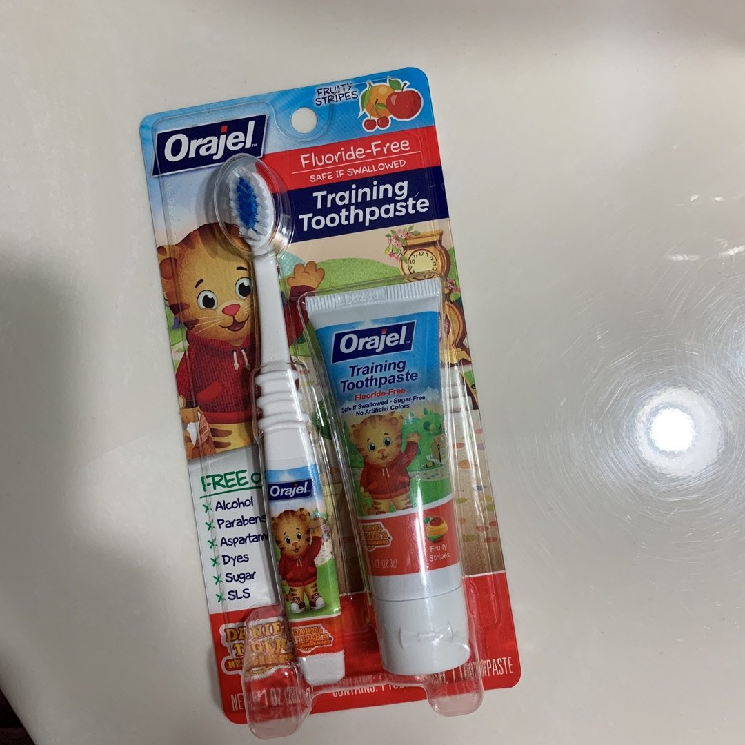 儿童牙刷和牙膏...