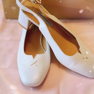 彩虹🌈：几对白色的鞋子满足你的着裝的需要...