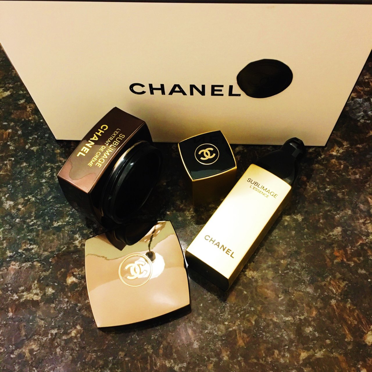 Chanel 香奈儿,奢华精粹精华,黑金砖面霜