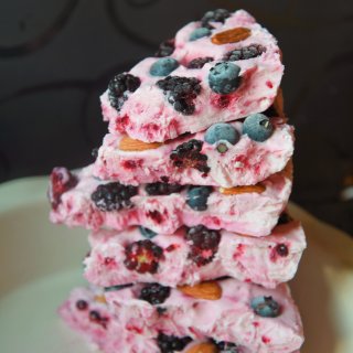 【夏日轻食，颜值担当，莓果酸奶冻】...