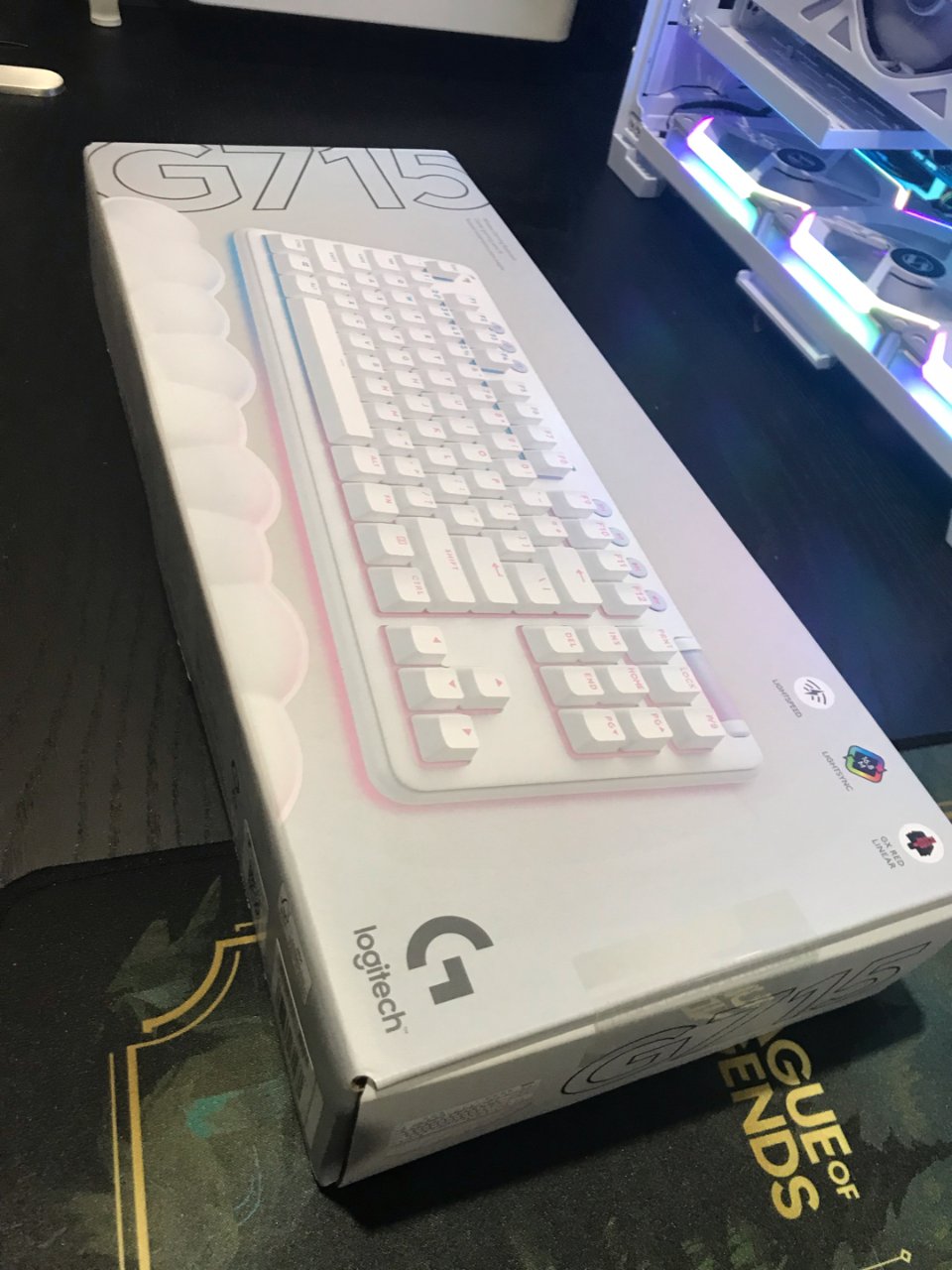 Logitech 罗技,Logitech G715 Aurora Collection TKL Wireless Mechanical Tactile Switch Gaming Keyboard for PC/Mac with Palm Rest Included White Mist 920-010453 - Best Buy