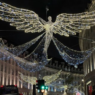 伦敦圣诞🎄天使灯太有氛围啦！...