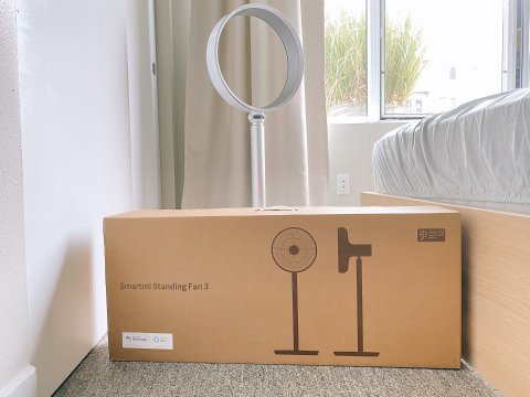 入了第一款带遥控器和显示器的小风扇！还可以连手机用～各方面都太方便了，除了不是无叶（无叶可能看着比较拉风，实际上也没什么）各方面吊打我家的戴森。君君看到我呀！