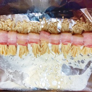 超级简单易操作的烤箱版培根金针菇卷...
