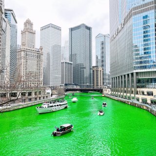 一年绿一次的芝加哥河...