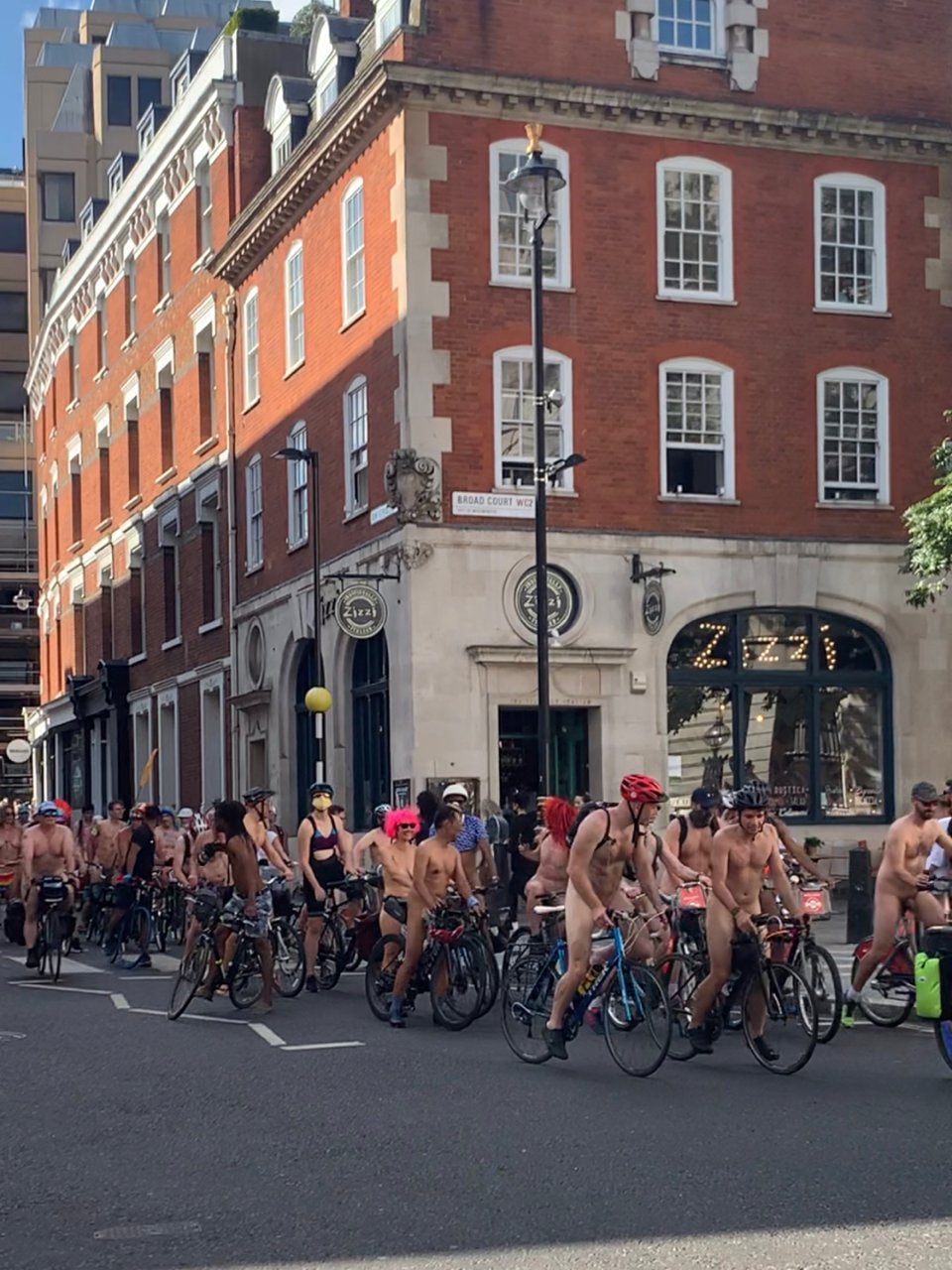 在伦敦的裸骑队伍里看到朋友是怎样的体验！...