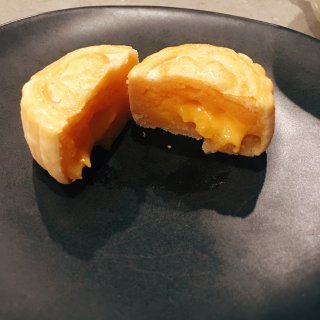 中秋月餅🥮：酥皮流心奶黃+廣式蓮蓉蛋黃...