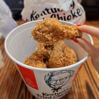 肯德基 KFC｜限定炸鸡桶🐣...