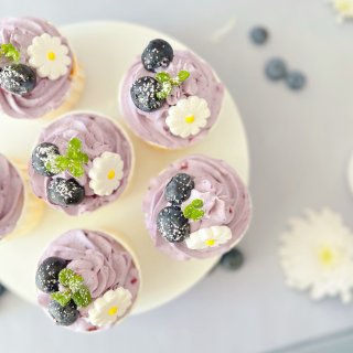 蓝莓酸奶纸杯蛋糕｜紫色真的很梦幻...