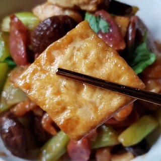 一日三餐吃什么之---腊肠冬菇虾米豆腐煲...