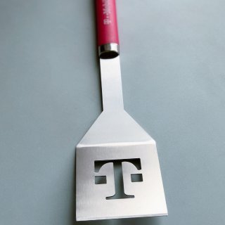 T-Mobile 周二福利,烧烤铲,在烧烤肉上盖个T,样子很结实